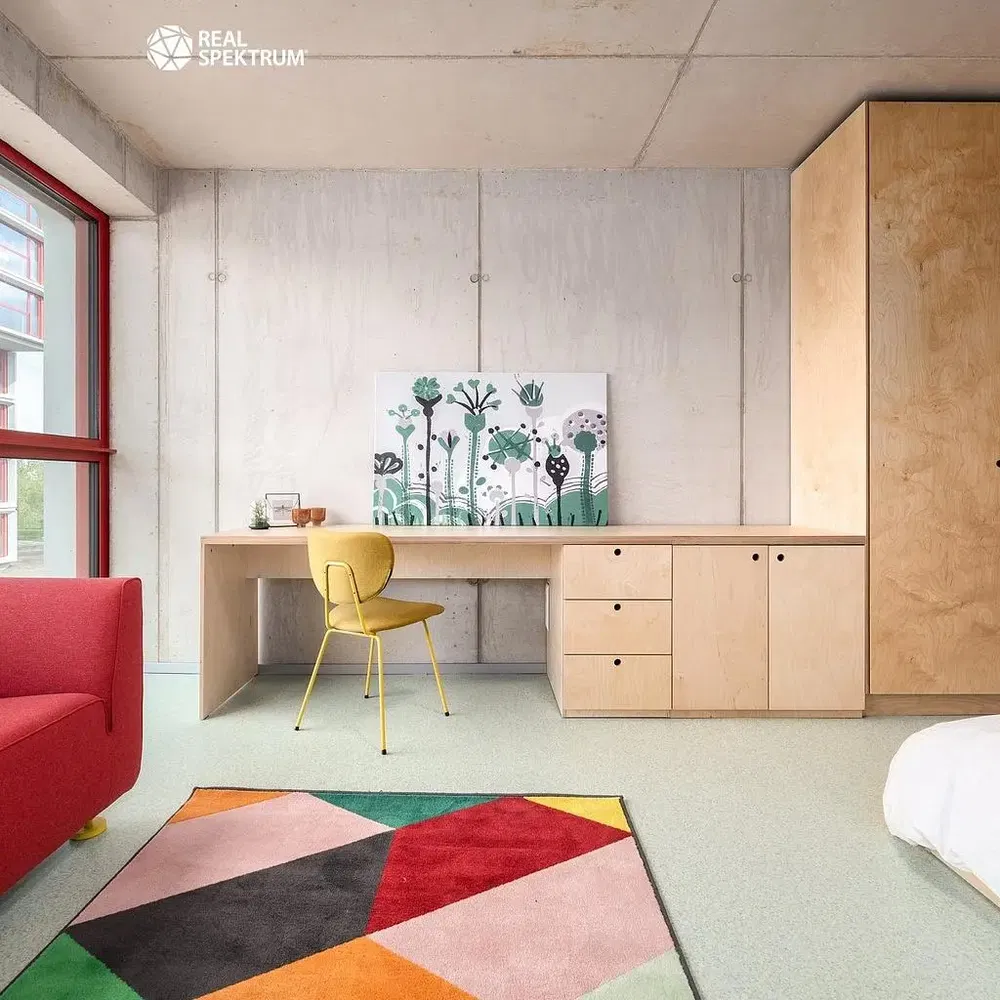 Хол; дървен под, естествена светлина, модерен стил