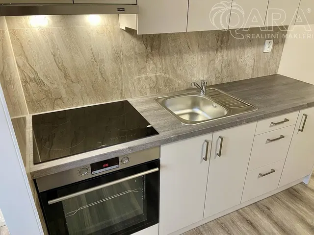 Хол; дървен под, естествена светлина, модерен стил, високи тавани