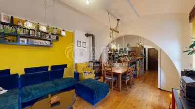 Хол; дървен под, естествена светлина, модерен стил