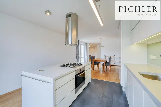 Кухня; кухненски уреди, дървен под, естествена светлина, модерен стил