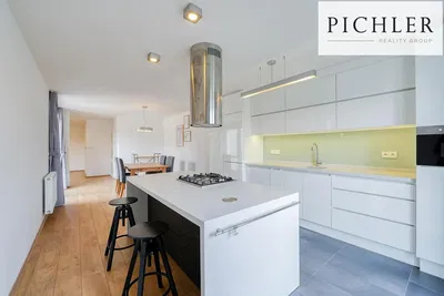 Sala de estar; vista, luz natural, estilo moderno, chão de madeira