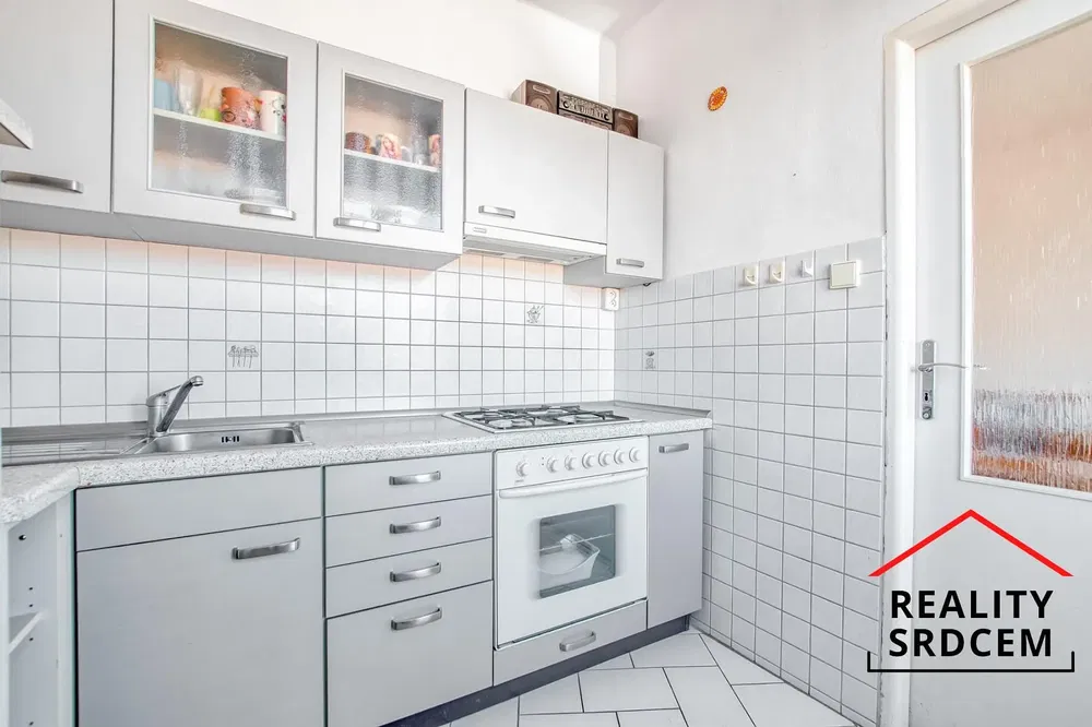 Cucina; elettrodomestici, pavimento in legno, luce naturale, stile moderno
