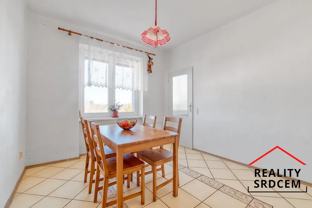 Soggiorno; pavimento in legno, luce naturale, stile moderno