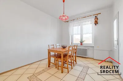 Cucina; elettrodomestici, pavimento in legno, luce naturale, stile moderno