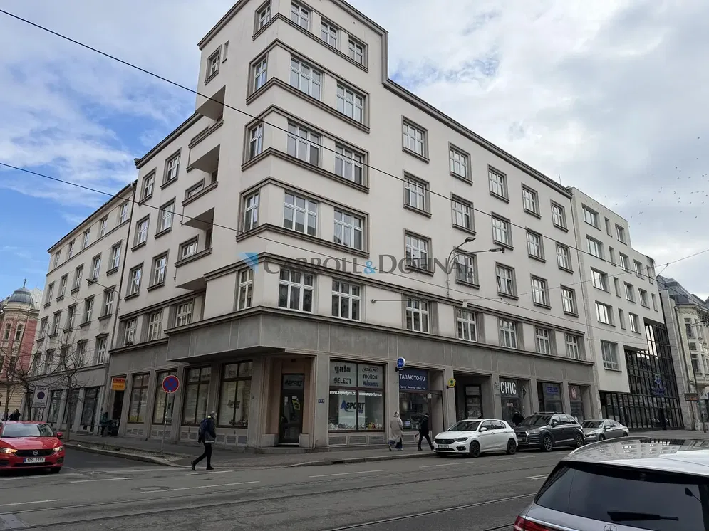 Хол; дървен под, естествена светлина, модерен стил