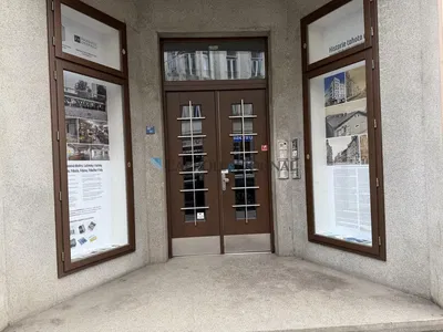 Кухня; кухненски уреди, дървен под, естествена светлина, модерен стил