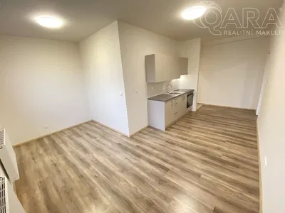 Woonkamer; houten vloer, natuurlijk licht, moderne stijl, hoge plafonds