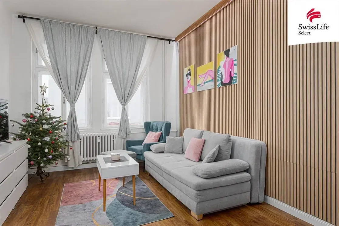 Кухня; кухненски уреди, дървен под, естествена светлина, модерен стил