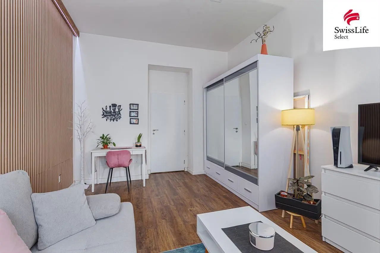 Хол; дървен под, естествена светлина, модерен стил