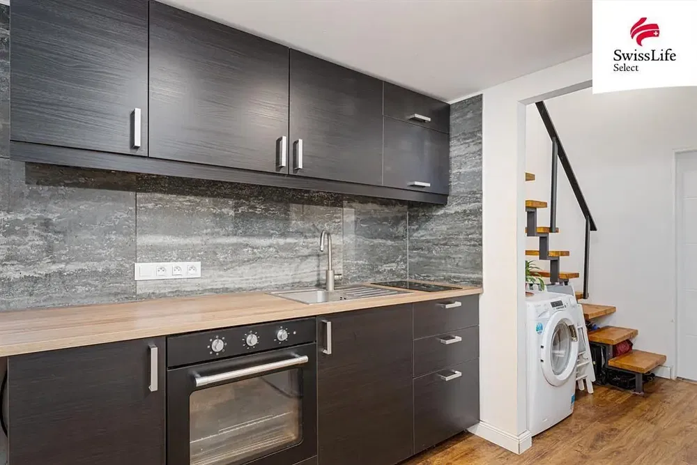 Кухня; кухненски уреди, дървен под, естествена светлина, модерен стил