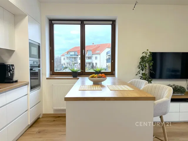Keuken; keukenapparatuur, houten vloer, natuurlijk licht, moderne stijl