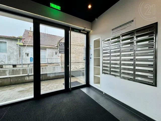 Wohnzimmer; holzboden, tageslicht, moderner stil