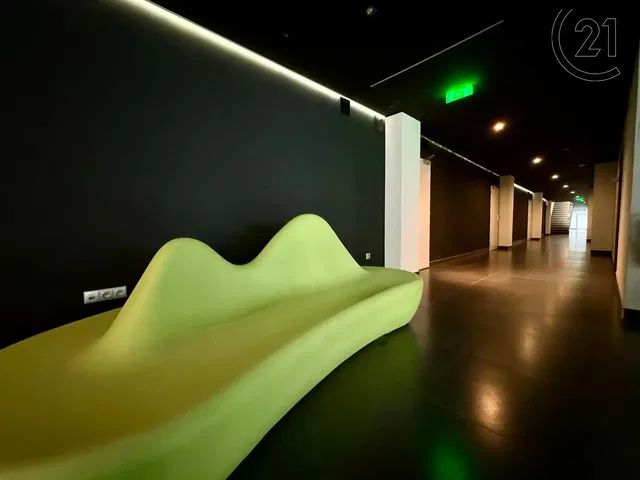 Salon; podłoga drewniana, światło dzienne, styl nowoczesny