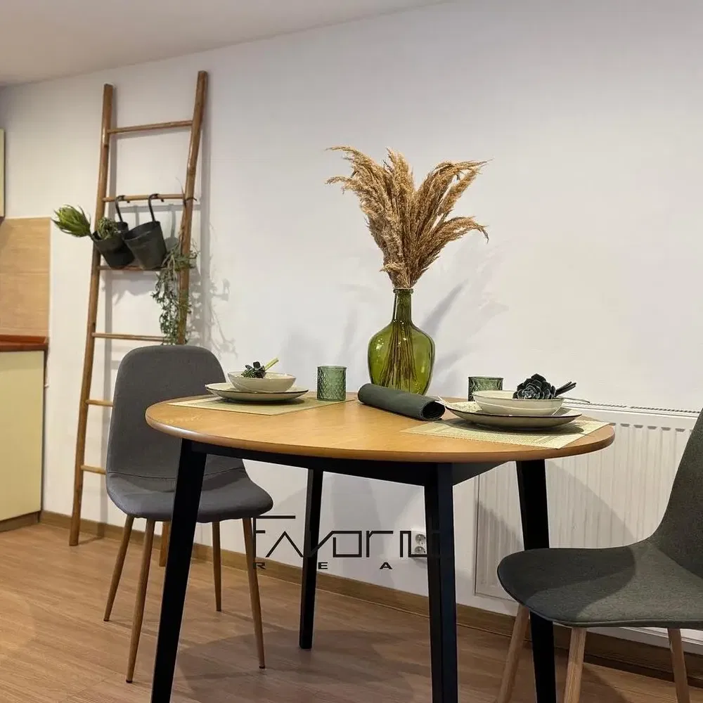 Кухня; кухненски уреди, дървен под, естествена светлина, модерен стил