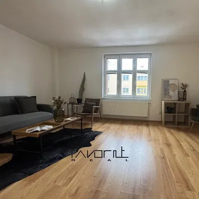 Хол; дървен под, естествена светлина, модерен стил