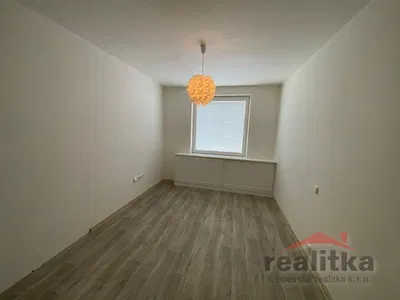 Salon; parquet, lumière naturelle, style moderne