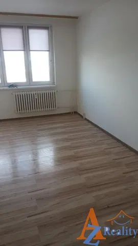Soggiorno; pavimento in legno, luce naturale, stile moderno