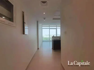 Κουζίνα; συσκευές κουζίνας, ξύλινο πάτωμα, φυσικό φως, μοντέρνο στυλ