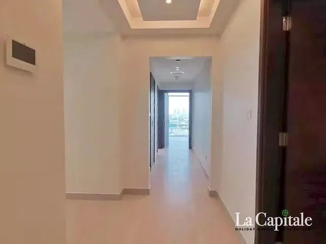 Σαλόνι; ξύλινο πάτωμα, φυσικό φως, μοντέρνο στυλ