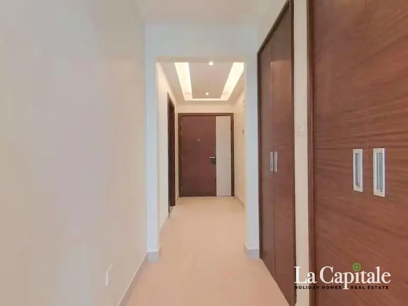 Κουζίνα; συσκευές κουζίνας, ξύλινο πάτωμα, φυσικό φως, μοντέρνο στυλ