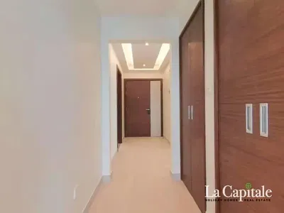 Κουζίνα; συσκευές κουζίνας, ξύλινο πάτωμα, φυσικό φως, μοντέρνο στυλ