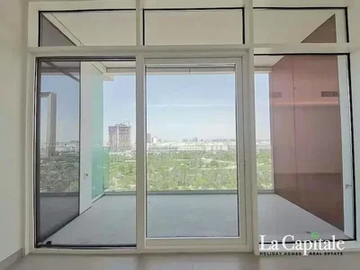 Κουζίνα; συσκευές κουζίνας, ξύλινο πάτωμα, φυσικό φως, μοντέρνο στυλ