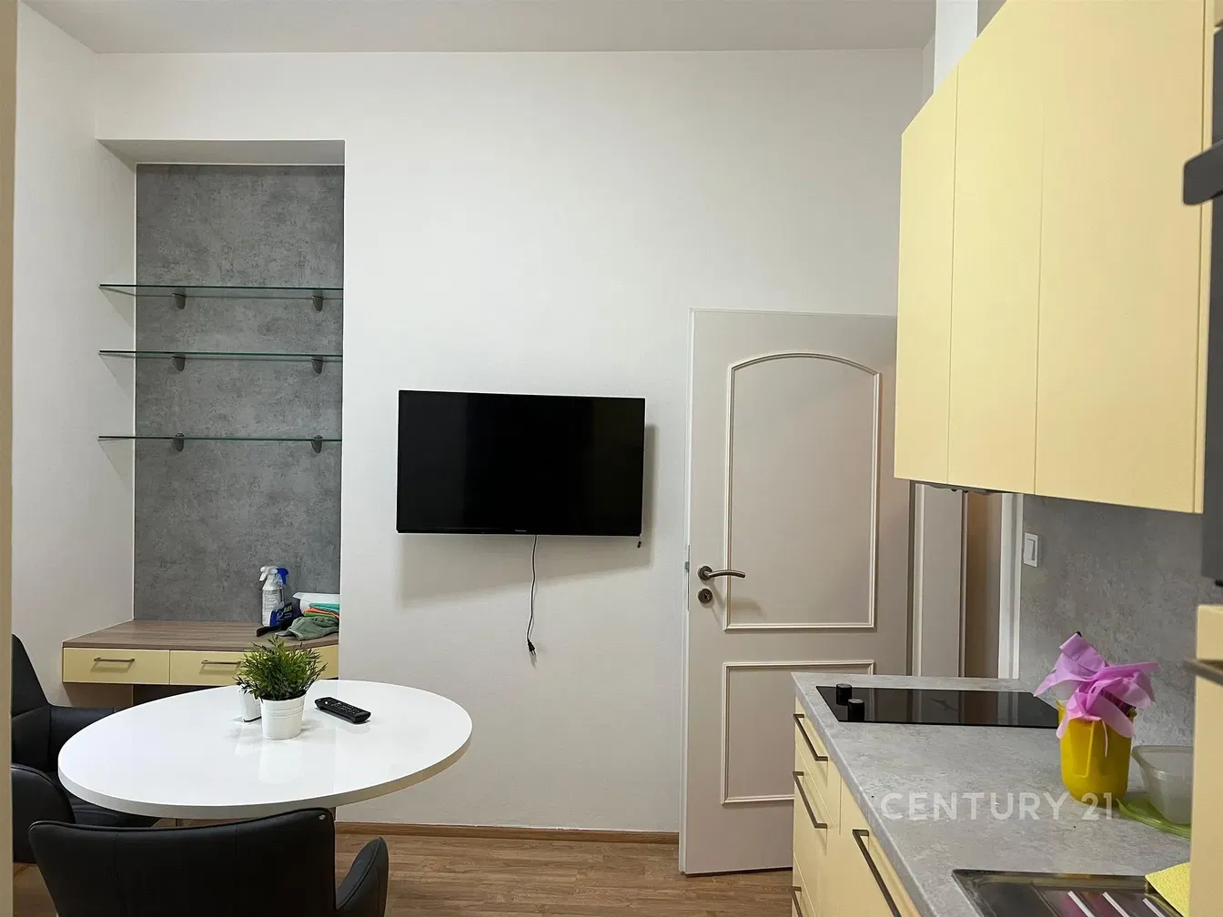 Кухня; кухненски уреди, дървен под, естествена светлина, модерен стил