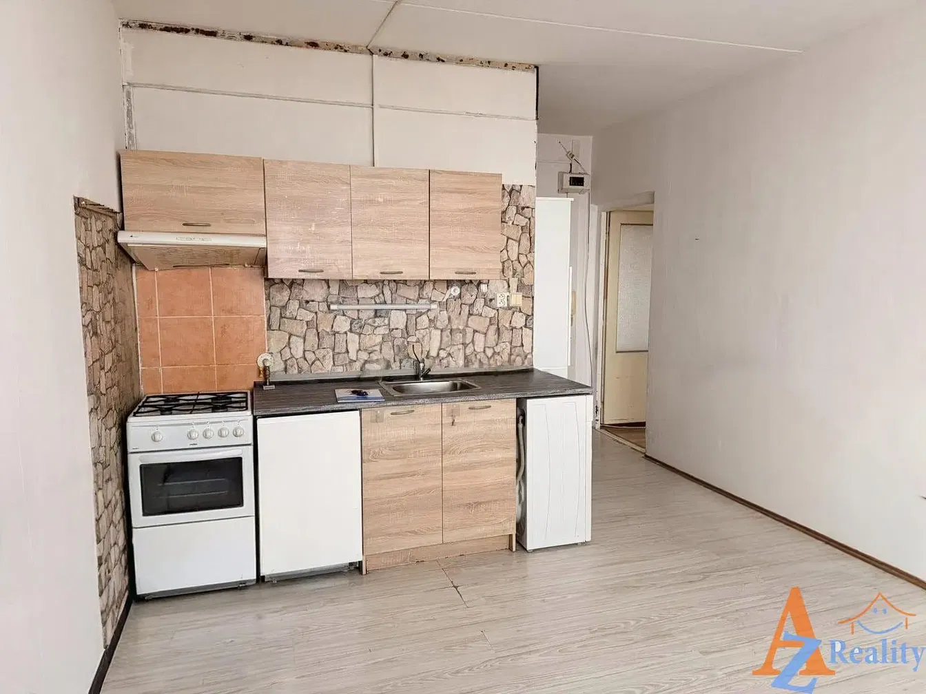 Living room; wood floor, natural light, modern style
