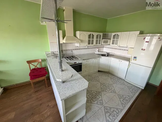 Хол; дървен под, естествена светлина, модерен стил, високи тавани