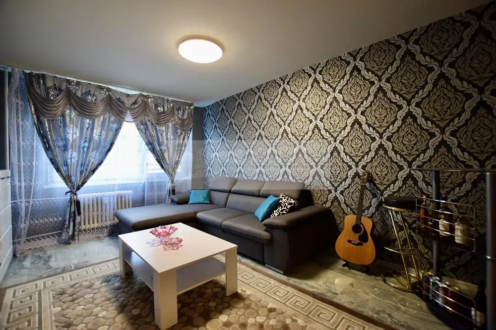 Obývací pokoj; dřevěná podlaha, přirozené světlo, moderní styl, vysoké stropy