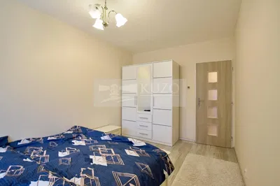 Kuchyně; kuchyňské spotřebiče, dřevěná podlaha, přirozené světlo, moderní styl