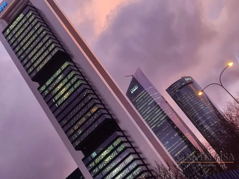 Кухня; кухненски уреди, дървен под, естествена светлина, модерен стил