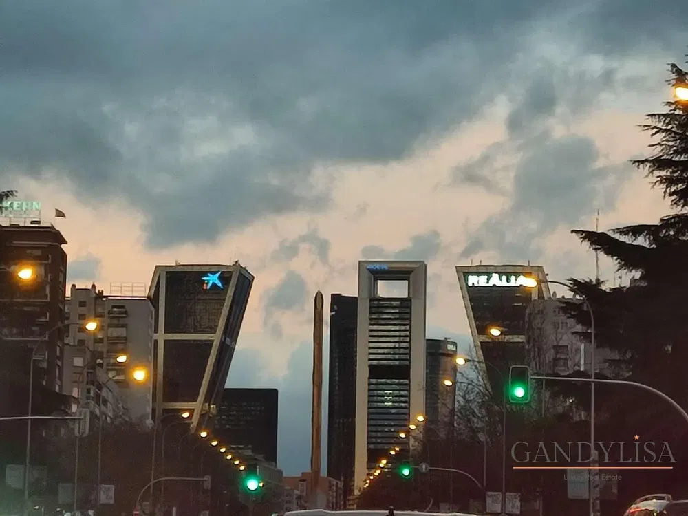 Кухня; кухненски уреди, дървен под, естествена светлина, модерен стил