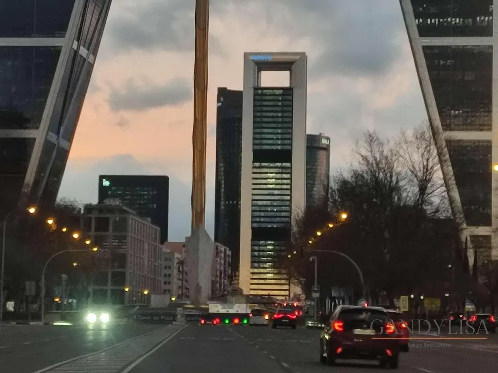 Cozinha; eletrodomésticos, chão de madeira, luz natural, estilo moderno