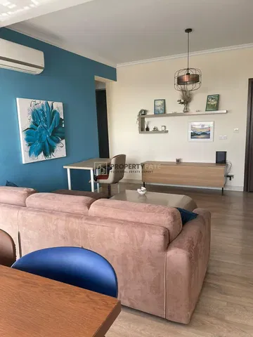 Küche; küchengeräte, holzboden, tageslicht, moderner stil