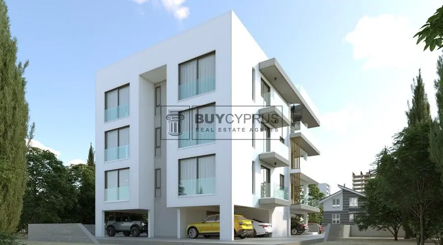 Kuchyně; kuchyňské spotřebiče, dřevěná podlaha, přirozené světlo, moderní styl