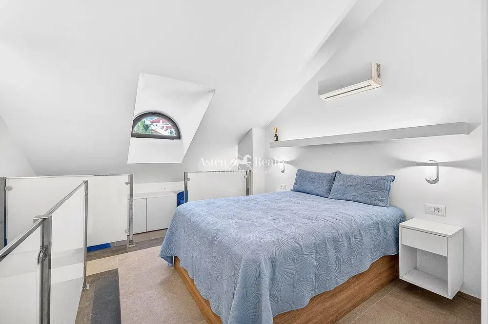 Cocina; electrodomésticos, suelo de madera, luz natural, estilo moderno