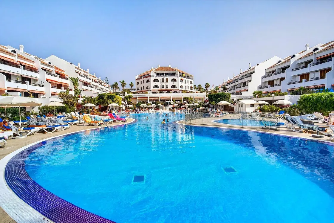 Cocina; electrodomésticos, suelo de madera, luz natural, estilo moderno