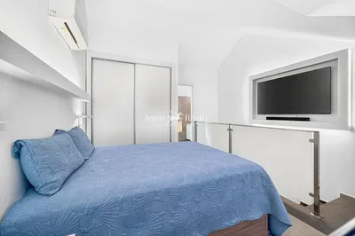 Cocina; electrodomésticos, suelo de madera, luz natural, estilo moderno