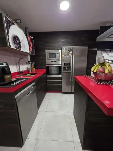 Кухиња; кухињски апарати, дрвени под, природно светло, модерни стил