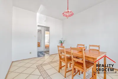 Living room; wood floor, natural light, modern style, high ceiling