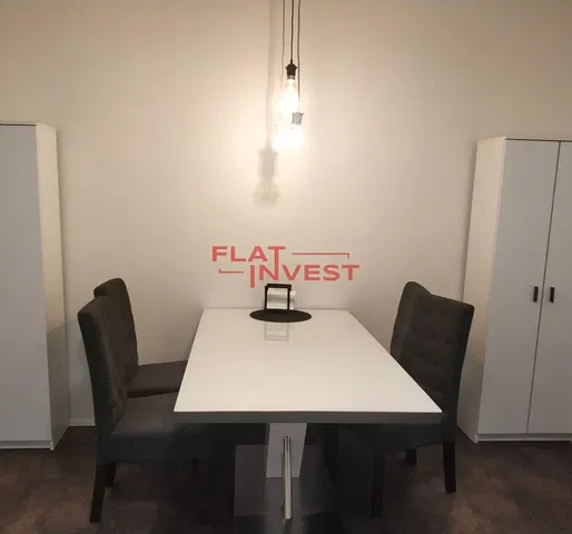 Кухня; кухненски уреди, дървен под, естествена светлина, модерен стил