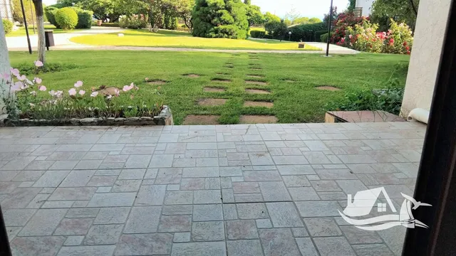 Dnevni boravak; drveni pod, prirodna svjetlost, moderan stil, visoki stropovi