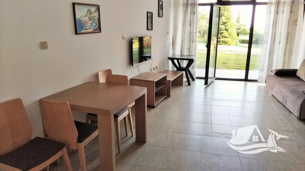 Kuhinja; kućanski aparati, drveni pod, prirodna svjetlost, moderan stil