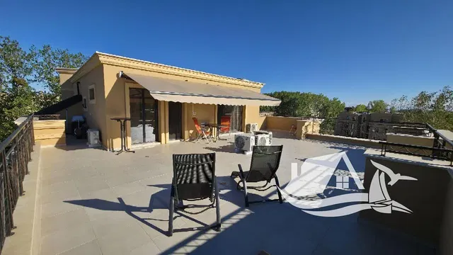 Dnevni boravak; drveni pod, prirodna svjetlost, moderan stil, visoki stropovi