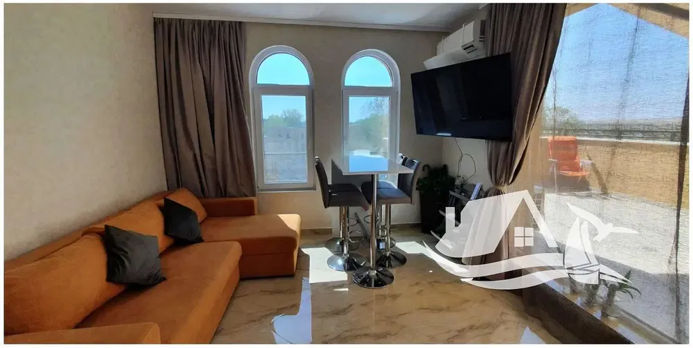 Kuhinja; kućanski aparati, drveni pod, prirodna svjetlost, moderan stil