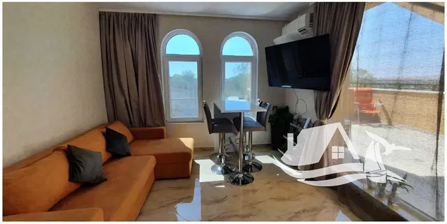 Kuhinja; kućanski aparati, drveni pod, prirodna svjetlost, moderan stil