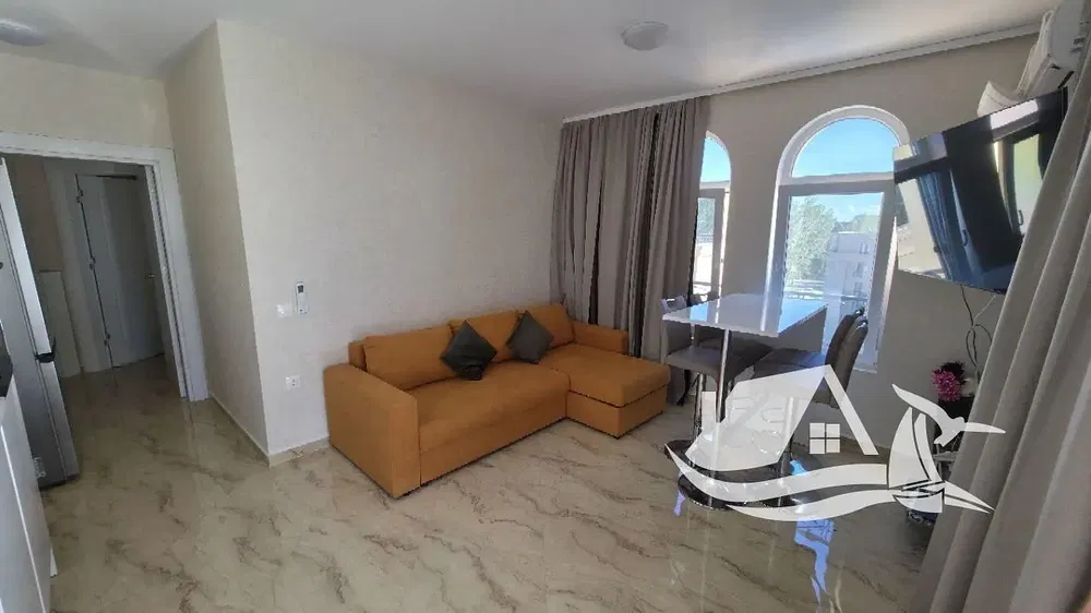 Dnevni boravak; drveni pod, prirodna svjetlost, moderan stil