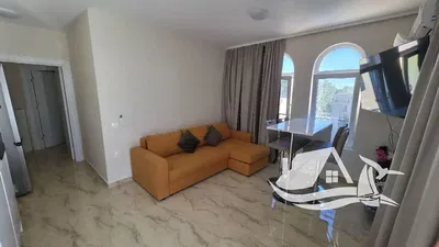 Dnevni boravak; drveni pod, prirodna svjetlost, moderan stil