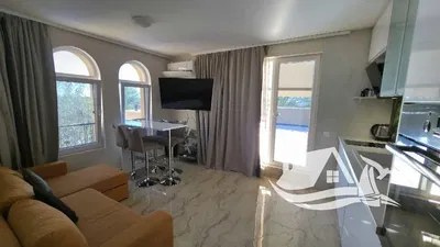 Kuhinja; kućanski aparati, drveni pod, prirodna svjetlost, moderan stil